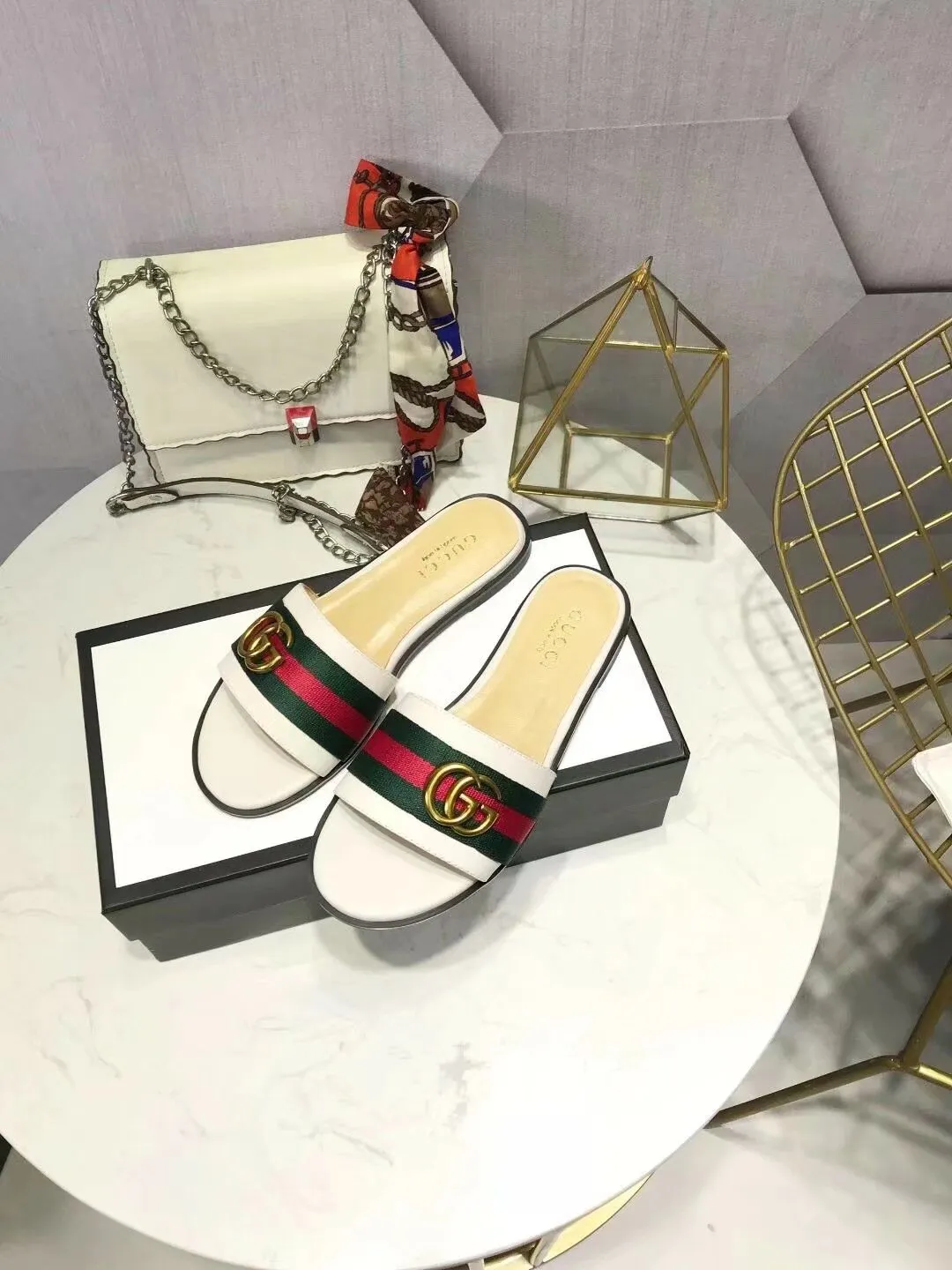 👟👟Ex-factory price 280👟👟 Gucci slippers. All in sheepskin. Sheepskin feet with original GUCCI bronze buckles. High-end atmosphere. Wear-resistant and non-slip branded rubber outsole. 35-42 yards. (41*42 can be customized, non-refundable and non-exchangeable* Welcome new and old customers to sell as shown in the picture)